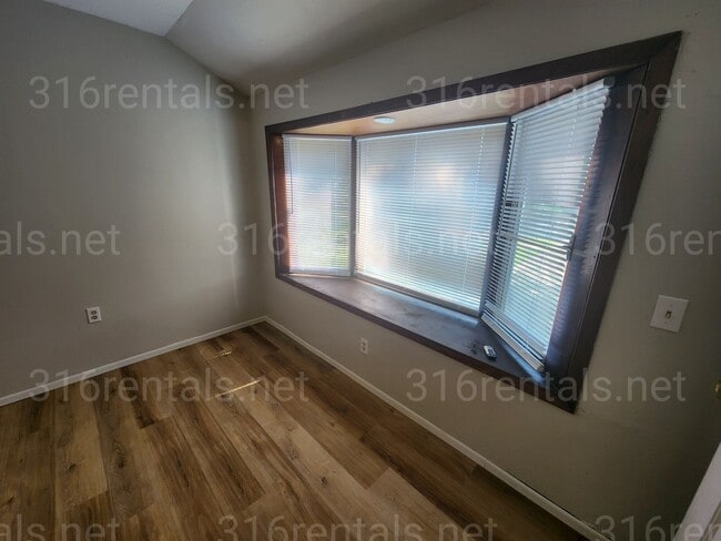 Building Photo - $975- 3 bedroom / 1 bathroom - Single Fami...