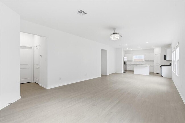 Building Photo - 1404 Roaming Oak Bnd