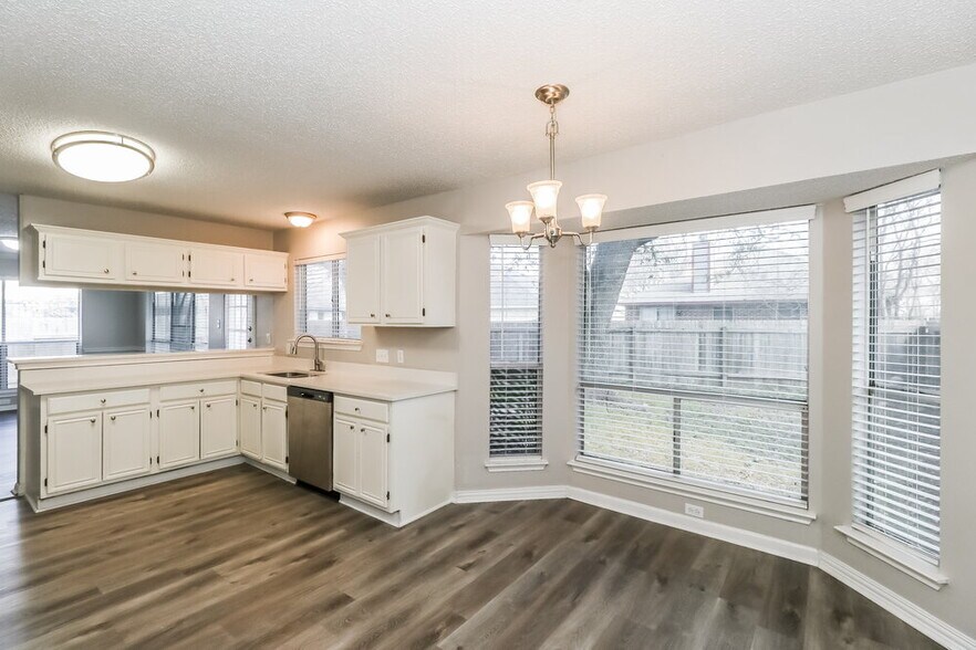 Building Photo - 4717 Fallenash Dr