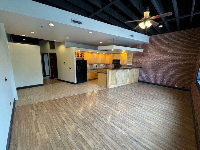 Building Photo - 431 W Walnut St
