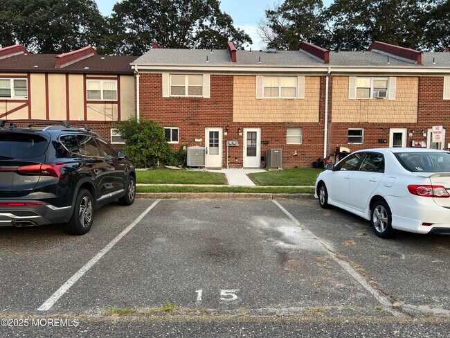 Building Photo - 15 Briar Mills Dr