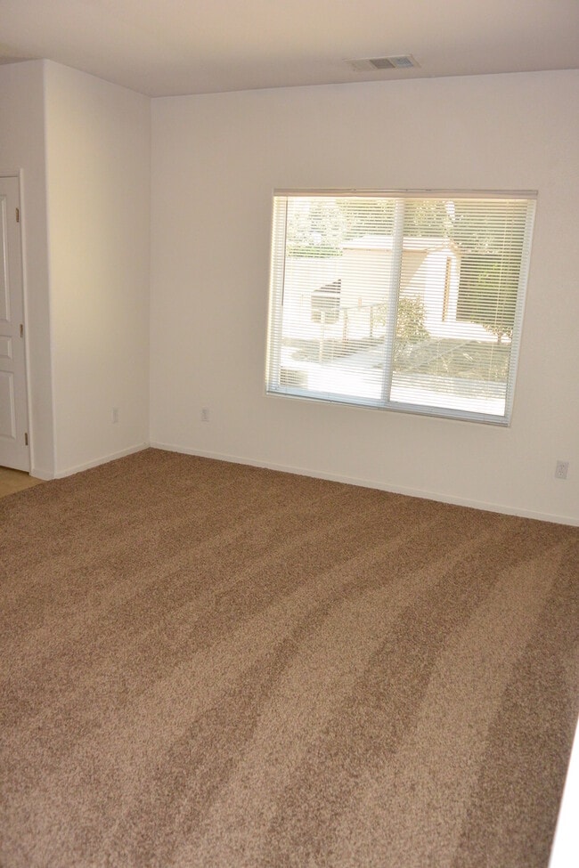 Building Photo - 3 Bedroom 2 Bathroom Home in SW Visalia! Close to Shopping and Restaurants!