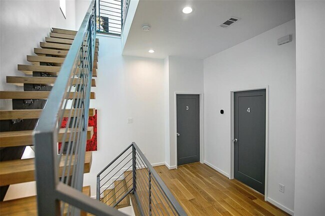 Building Photo - 511 Memorial Heights Dr