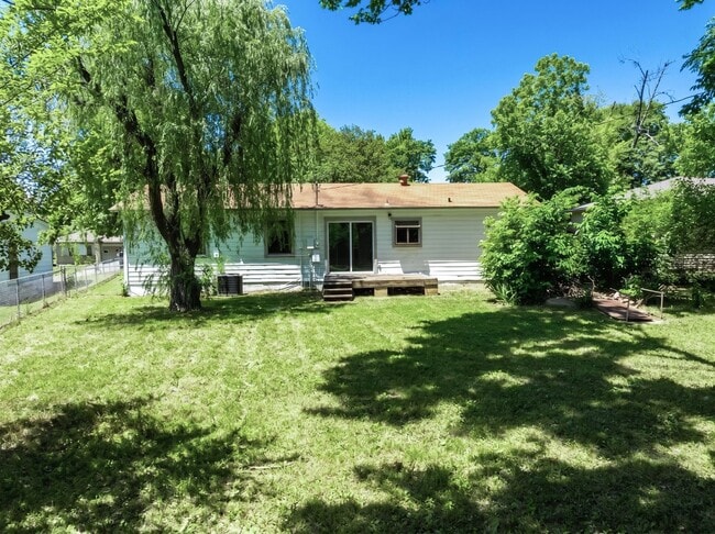 Building Photo - ***Free Month Rent, Low Deposit*** Freshly Updated 3 Bedroom House