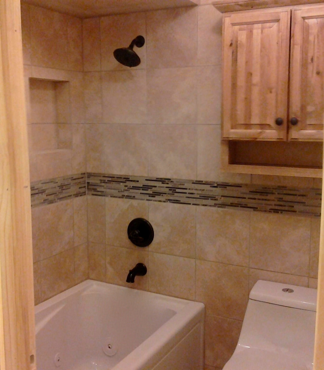Jacuzzi tub and bathroom - 651 W. Pacific Avenue
