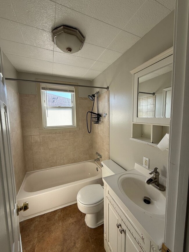 Building Photo - End Unit 3BR Townhome in Dundalk | Fresh Paint, Refinished Hardwood Floors, Fenced Yard, Off-Stre...