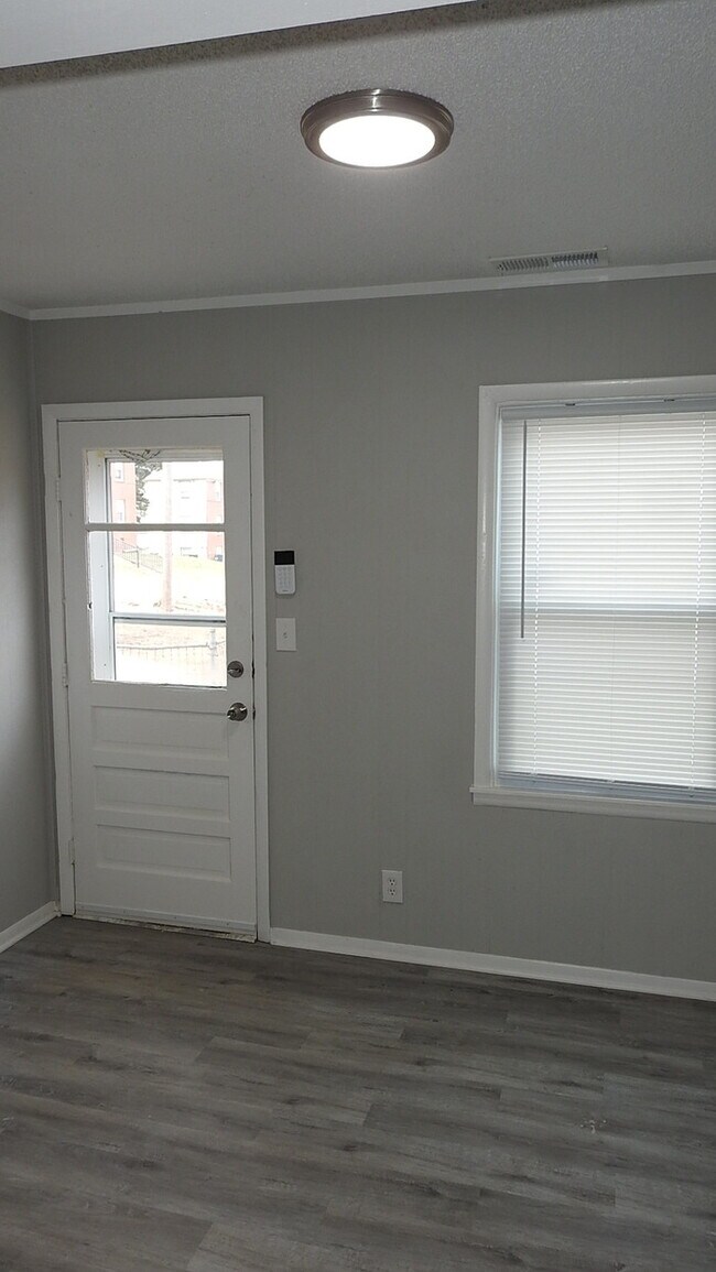 Building Photo - Adorable 2 bedrooms and 1 bath home located on N Main St in Independence