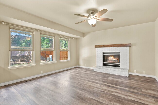 Building Photo - Stunning 5 Bedroom in School District 20