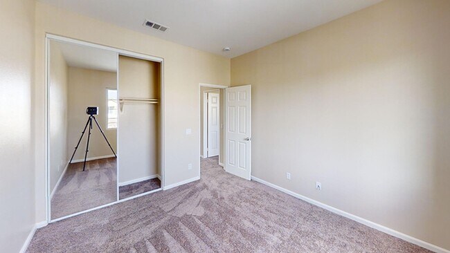 Building Photo - Beautiful Newly Upgraded 4 bedroom 3 bathr...