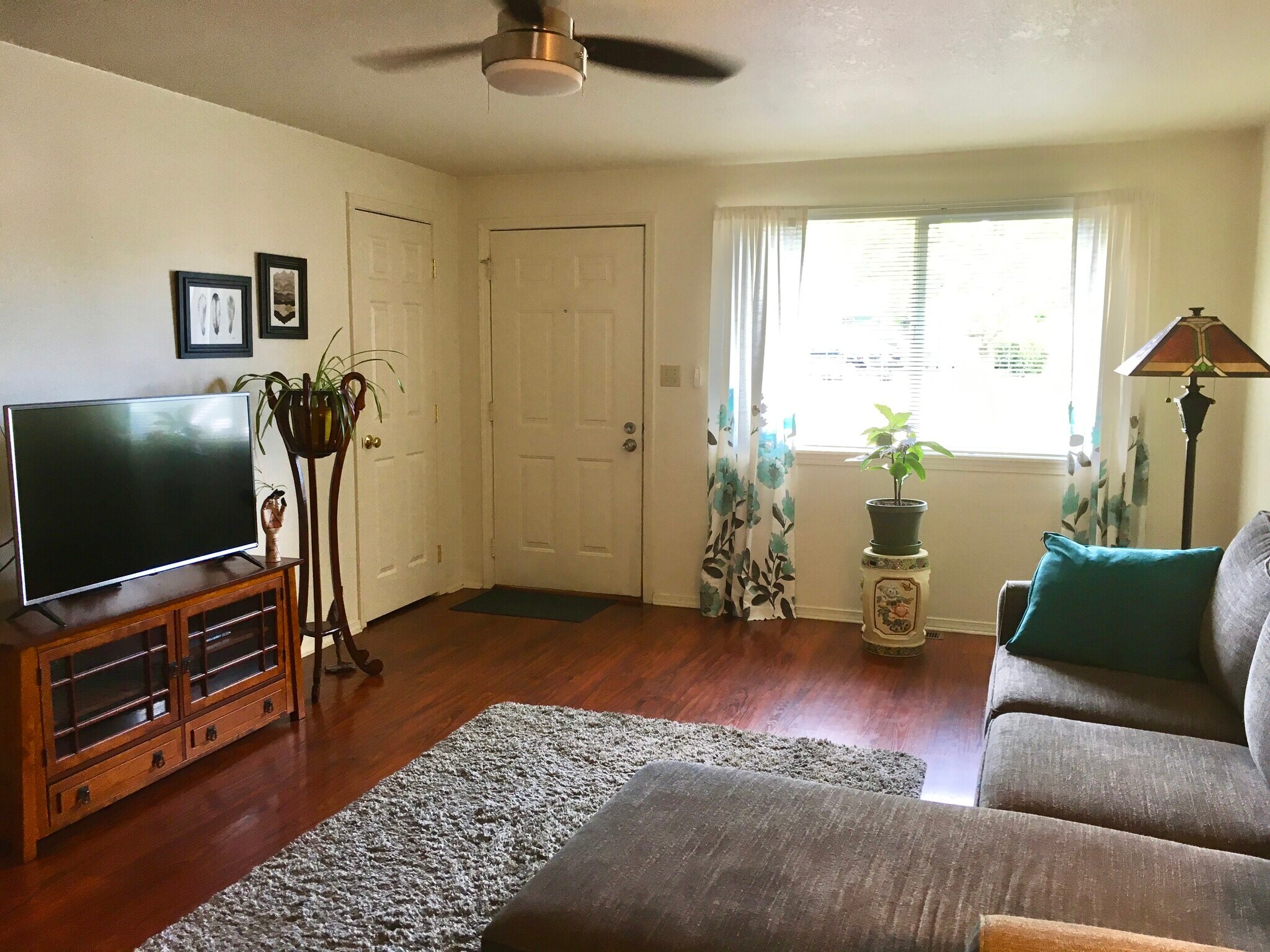 Big open living area - 204 Gibson St