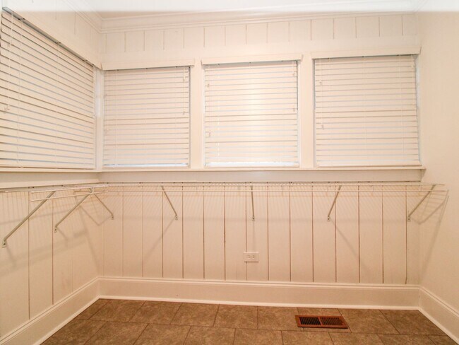 Building Photo - Downtown Athens! Walk to Athens State University! Lawn Care included!