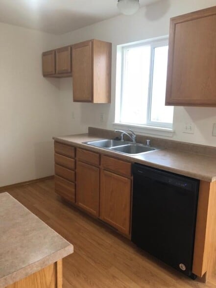 KITCHEN - VIEW TO BACK YARD AND PATIO WITH SLIDING DOOR - 469 W Shore Dr
