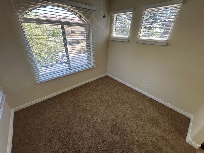 Building Photo - 2 BEDROOM / 2 FULL BATHROOMS LOCATES ON JO...