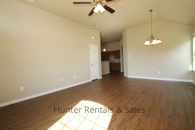 Building Photo - Spacious three-bedroom