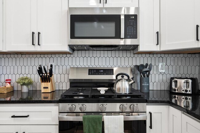 Building Photo - Luxurious 3-Bedroom Townhome in Point Breeze! Available NOW!