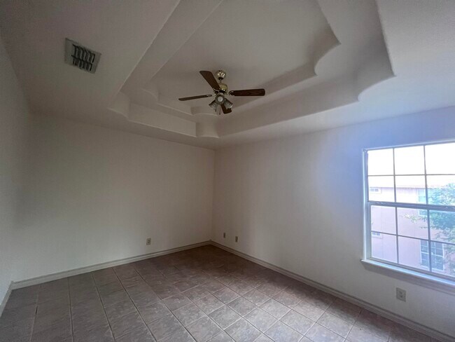 Building Photo - 419 W Eistetter St