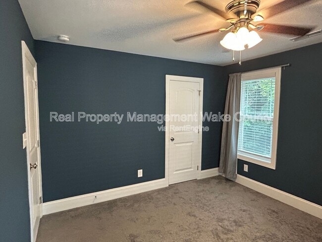 Building Photo - 5412 Robbins Dr