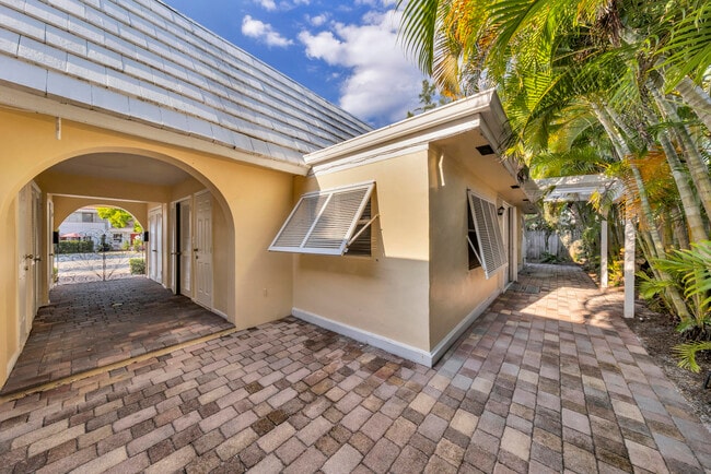 Building Photo - 900 NE 4th St