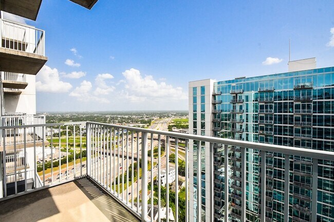 Building Photo - 5925 Almeda Rd