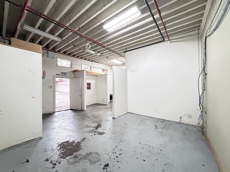 Building Photo - 610 N Albany Ave