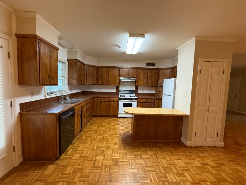 Building Photo - 108 Pillette Rd