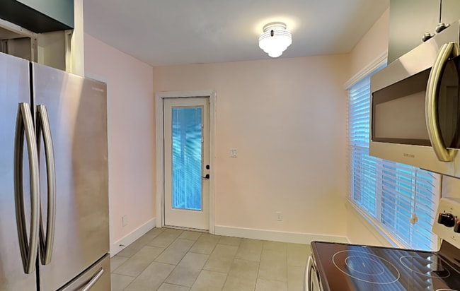 Building Photo - 533 Lake Como Cir