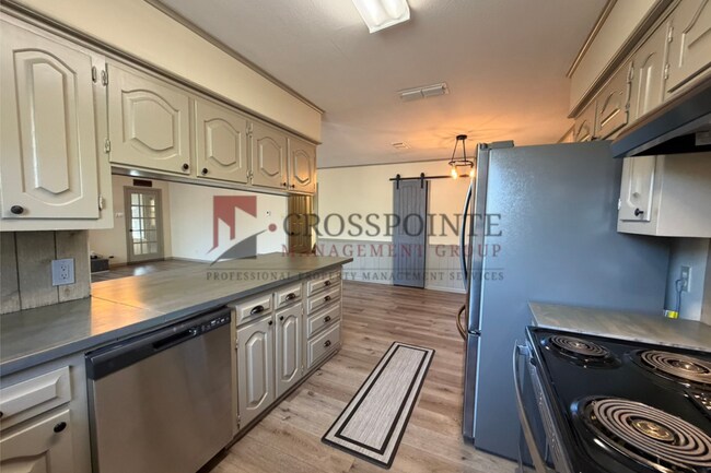 Building Photo - Almost Ready! 2 Bedroom 1 Bath ON Lake Palestine!