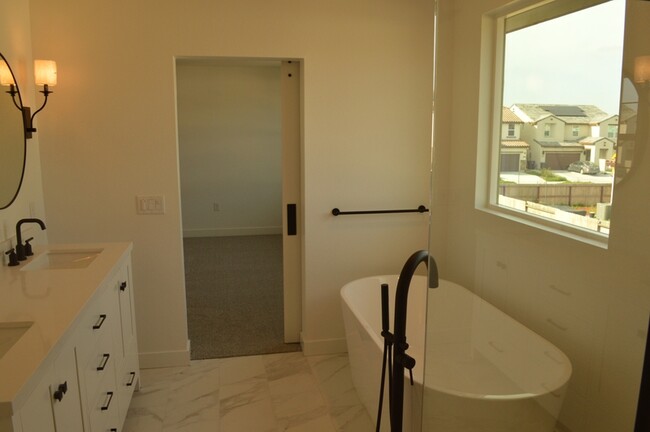 Building Photo - 477 Gold Coast Rd