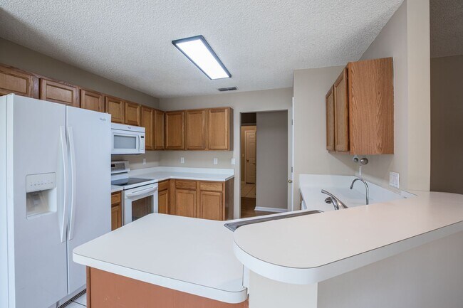 Building Photo - Great Rental in The Valley!
