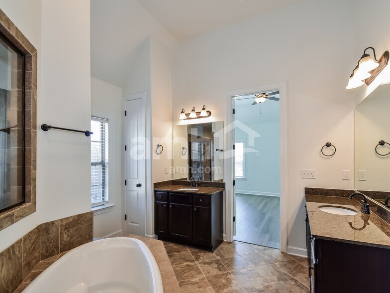 Building Photo - 90 Laurel Cove