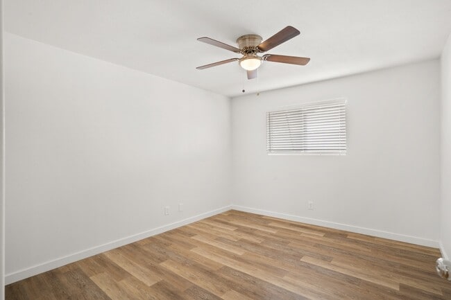 Building Photo - Beautiful 2 bedroom with private backyard