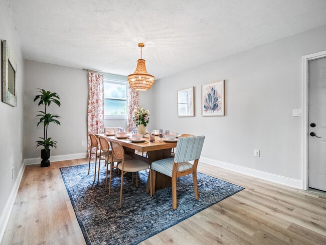 Building Photo - 5012 Hollyview Dr