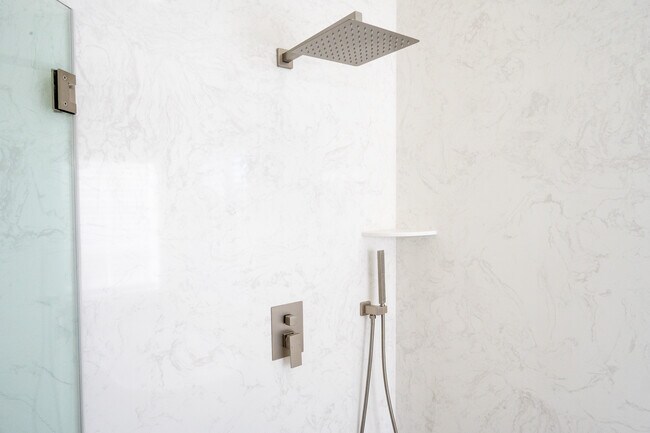 Building Photo - 15747 Roan Rd