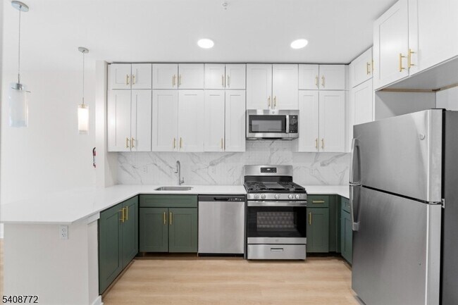 Building Photo - 321 E 3rd St