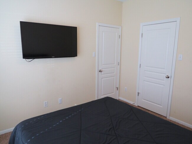 Building Photo - "Charming 4-Bed Oasis with Granite Touches...