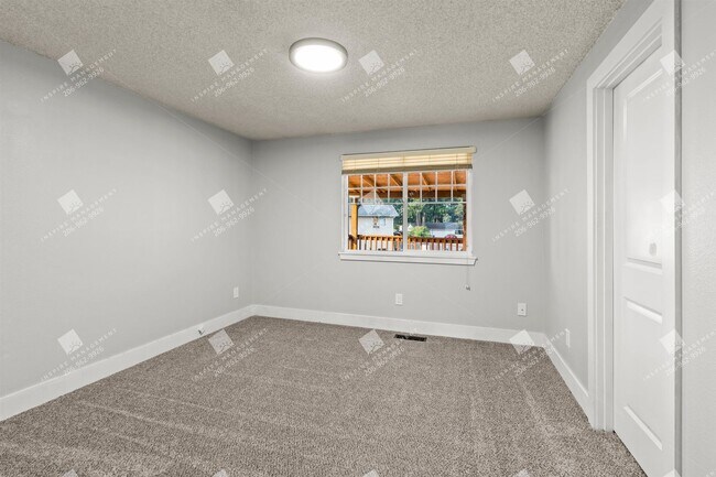 Building Photo - 4BR + Finished Heated Garage | Fenced 1/4 Acre | Mins to JBLM