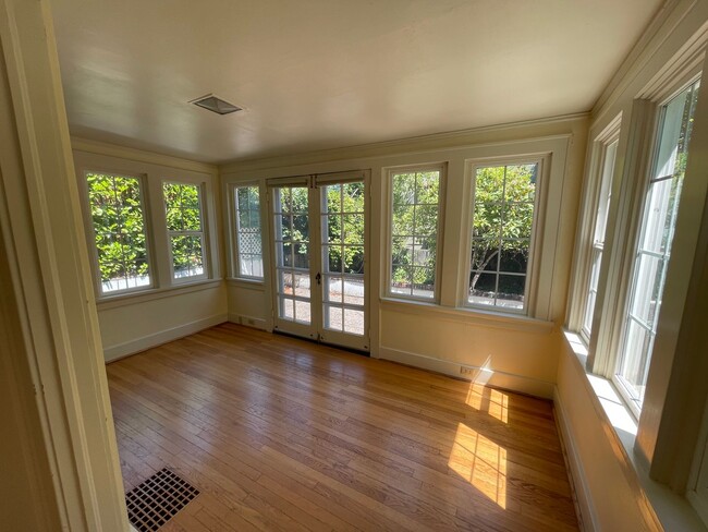 Building Photo - 4 bed/2 bath premier near UO Campus home w...