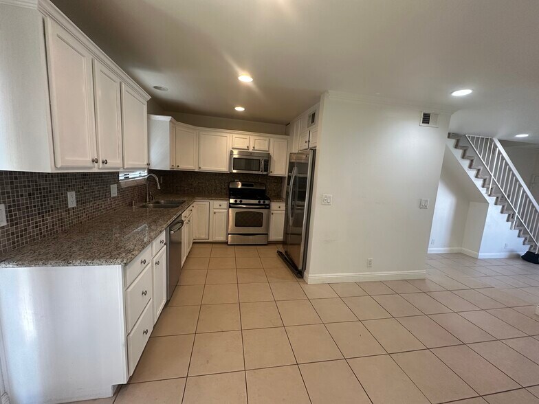 Kitchen with all appliances included - 22865 Del Valle St