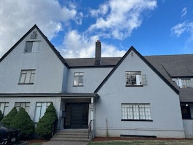 Building Photo - (949) Harrison Street Plex - 2 Bedroom / 1 Bathroom - Updated