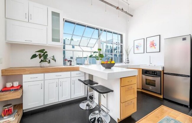 Building Photo - Situated in an excellent location of SOMA ...
