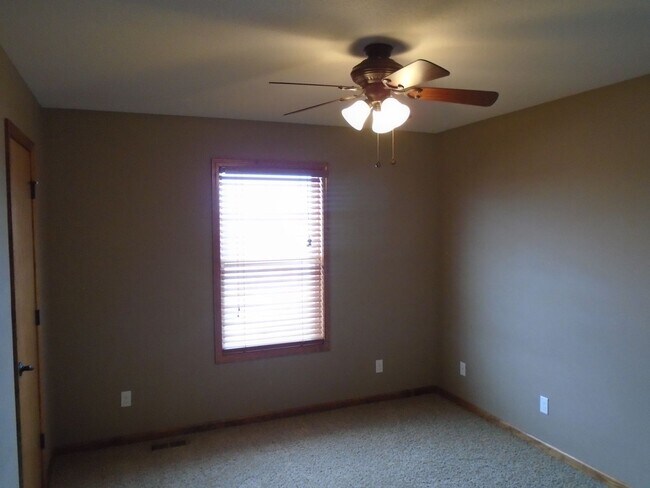 Building Photo - Beautiful Home Great Location