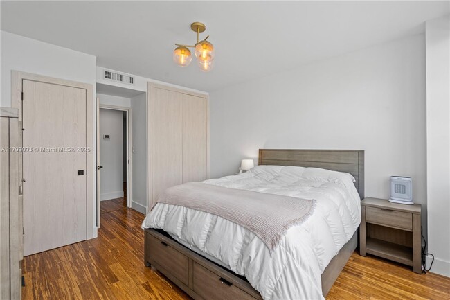 Building Photo - 1408 Brickell Bay Dr