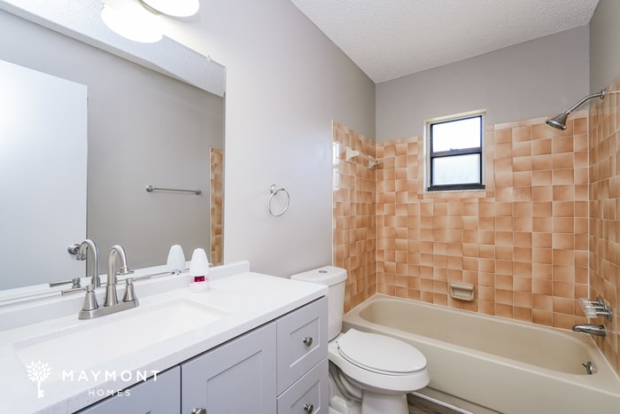 Building Photo - 2302 Maple Hl Dr