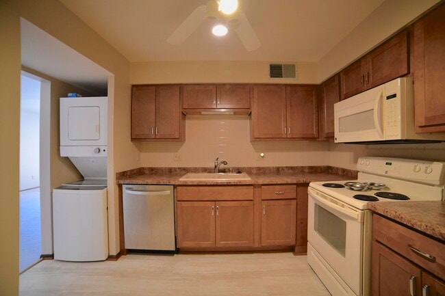 Building Photo - 1906 E Shorewood Blvd