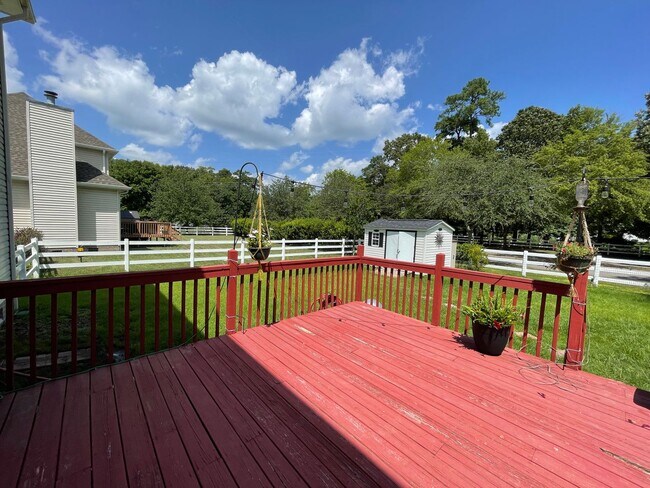 Building Photo - Beautiful large Castleton home