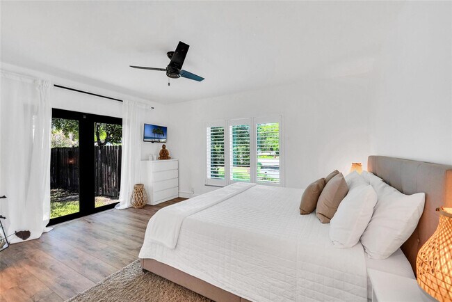 Building Photo - 549 NE 14th Ave