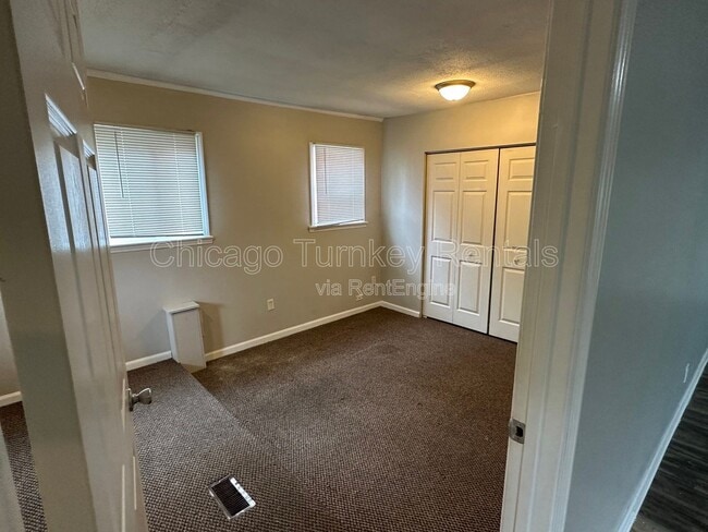 Building Photo - 105 S Sycamore Ln