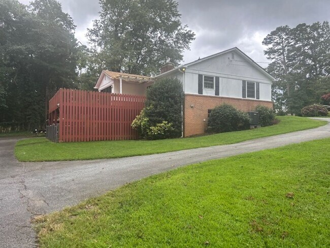 Building Photo - 10 Bevlyn Dr
