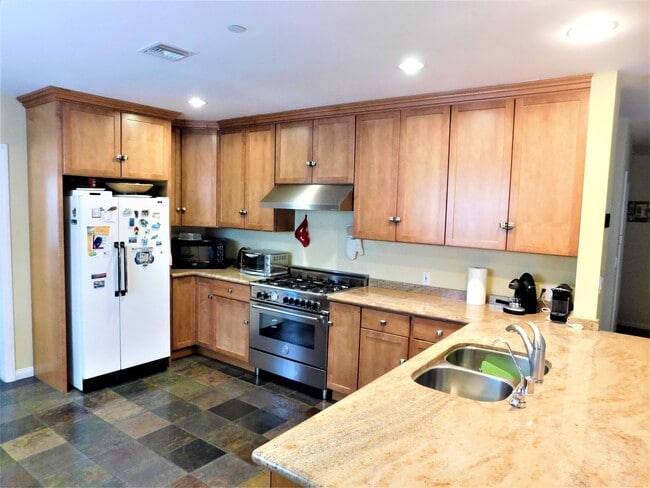 Building Photo - 1441 N Naomi St