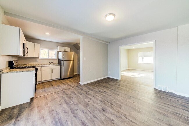 Building Photo - Stunning 3 bedroom home in Brookline available July 10!